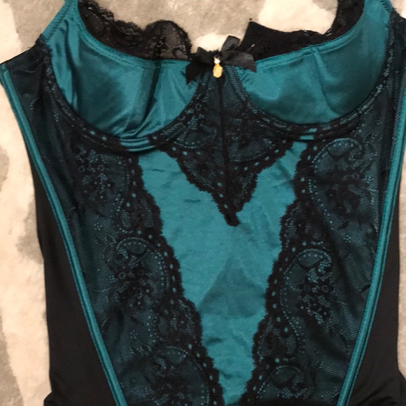 Green and black lace corset - Picture 2 of 4